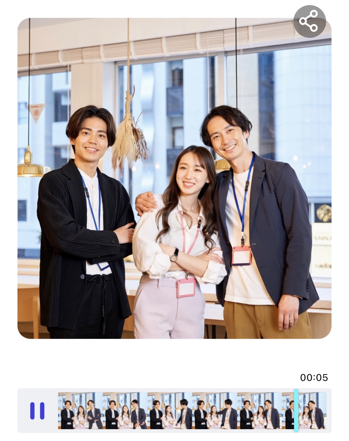 右の男性と真ん中の女性だけがハグ