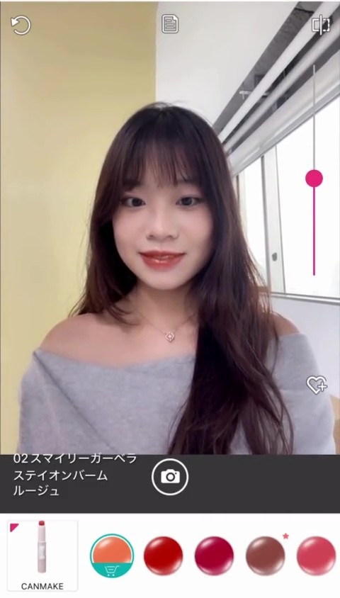 コスメシミュレーションアプリを使う様子