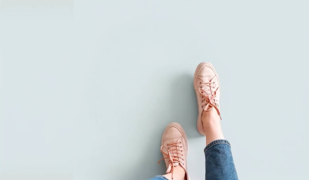 Augmented reality shoes adjusting to user’s foot movement in real time