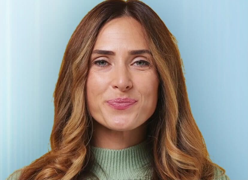 Cliente recibiendo recomendaciones de productos luego de usar el analizador de tipo de rostro con IA. 