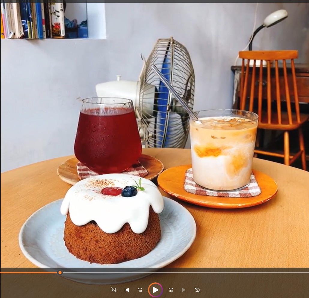 カフェで扇風機が回っている動画