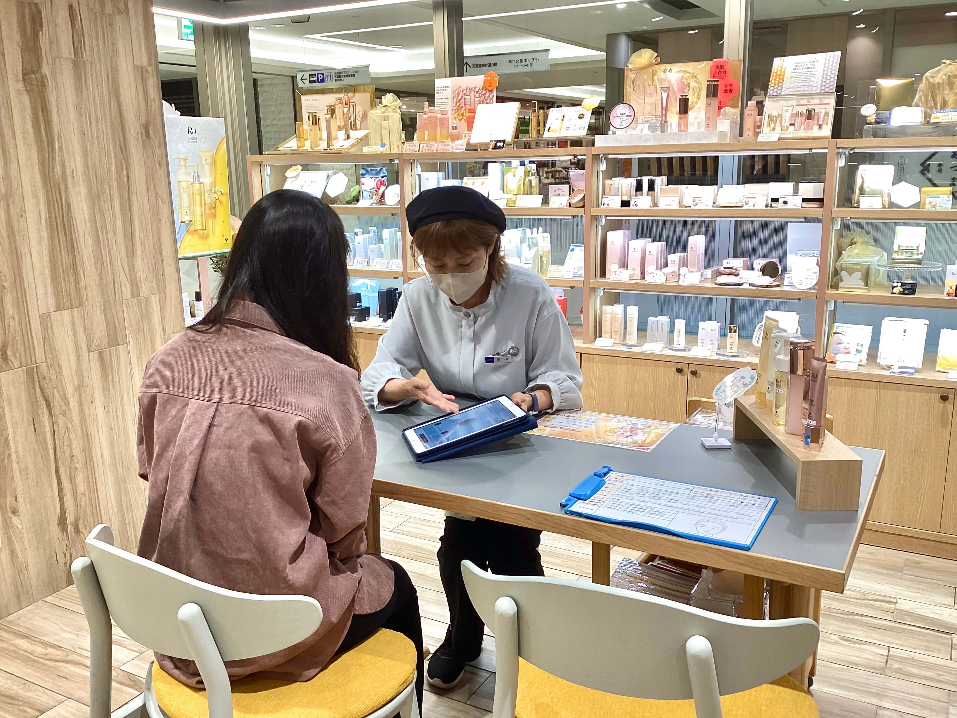 店頭での接客風景