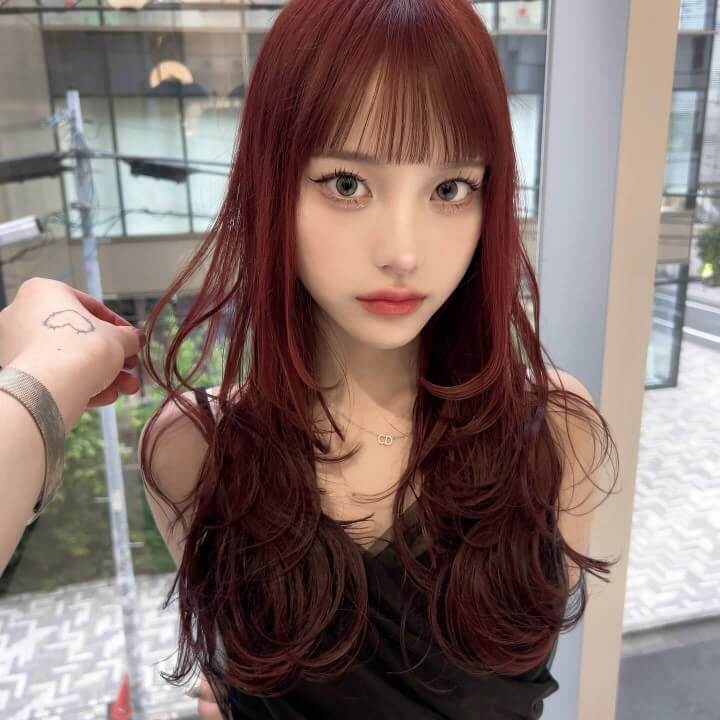 ブルベ冬明るめヘアカラー大人ワインレッド|ブルベ冬に似合う髪色 ブルベ冬明るめヘアカラー大人ワインレッドのヘアカラー例