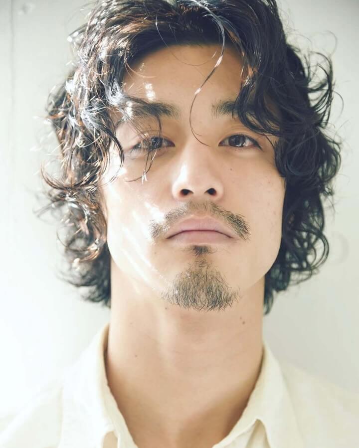 ミディアムパーマ|面長の男性に似合う髪型おすすめ(面長カバー) ミディアムパーマ 面長の男性に似合う髪型(面長カバー)