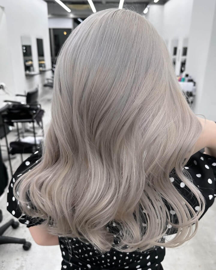 ブルベ冬明るめヘアカラーホワイトミルクティー|ブルベ冬に似合う髪色 ブルベ冬明るめヘアカラーホワイトミルクティーのヘアカラー例
