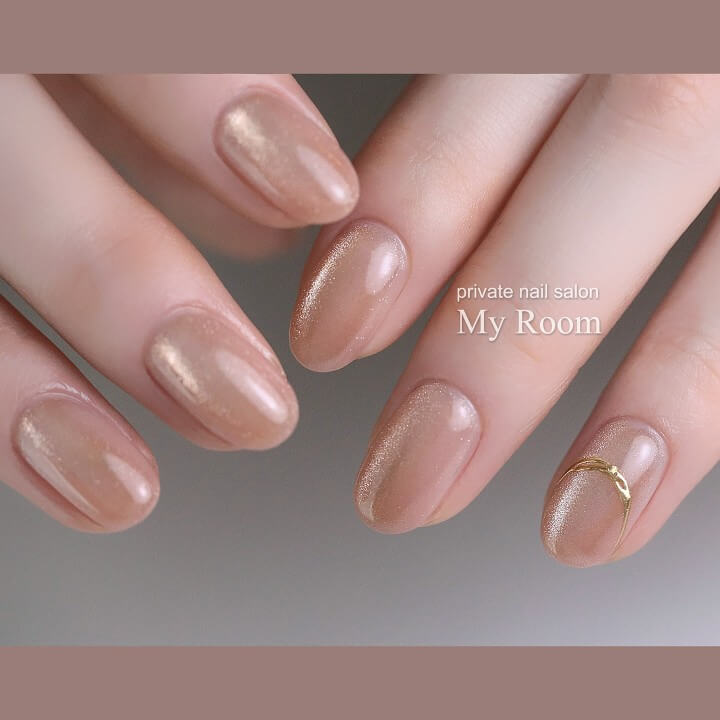 シャンパンゴールドの微粒子ラメ|40代50代 上品ネイルおすすめ(手がきれいに見える) シャンパンゴールドの微粒子ラメ 40代50代 上品ネイル(手がきれいに見える)