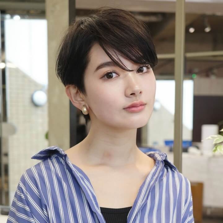耳だしショート|吉瀬美智子さん風髪型おすすめ(50代) 耳だしショート 吉瀬美智子さん風髪型(50代)