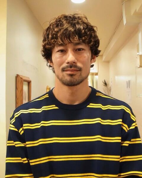 髭に似合うくるくる強めパーマスタイル 髭に似合うくるくる強めパーマスタイル